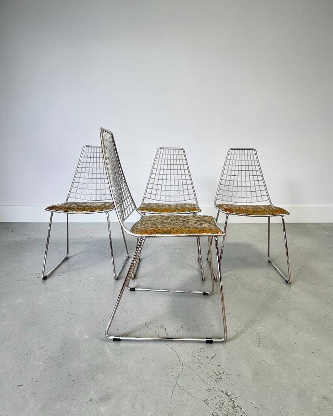 Set de 4 chaises design en cuir décoré à main et acier, années 1970