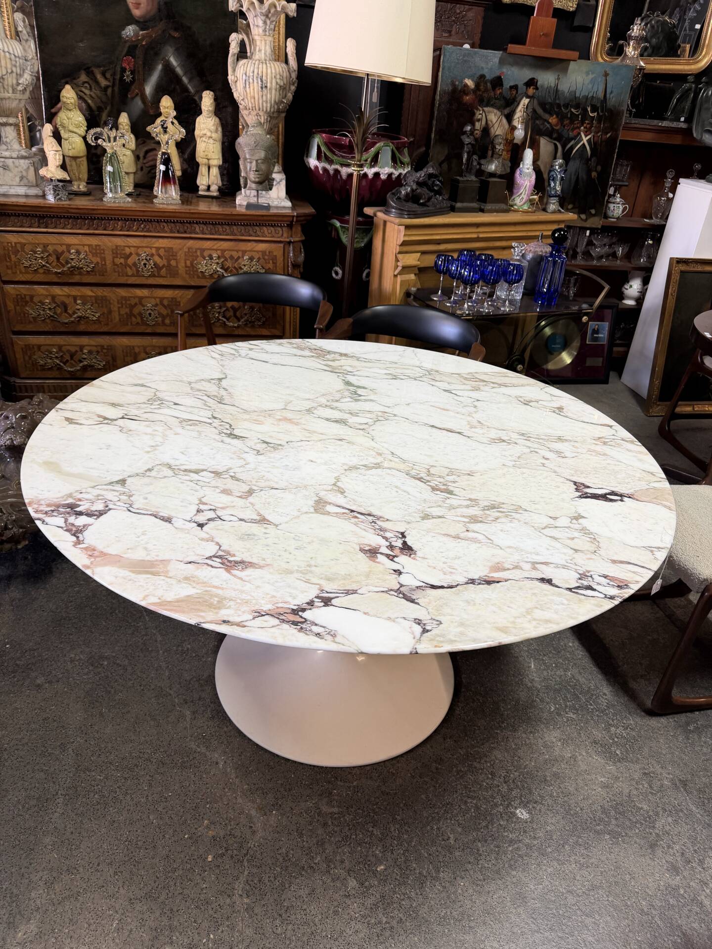 Table knoll eero saarinen modèle tulipe en marbre 137 cm