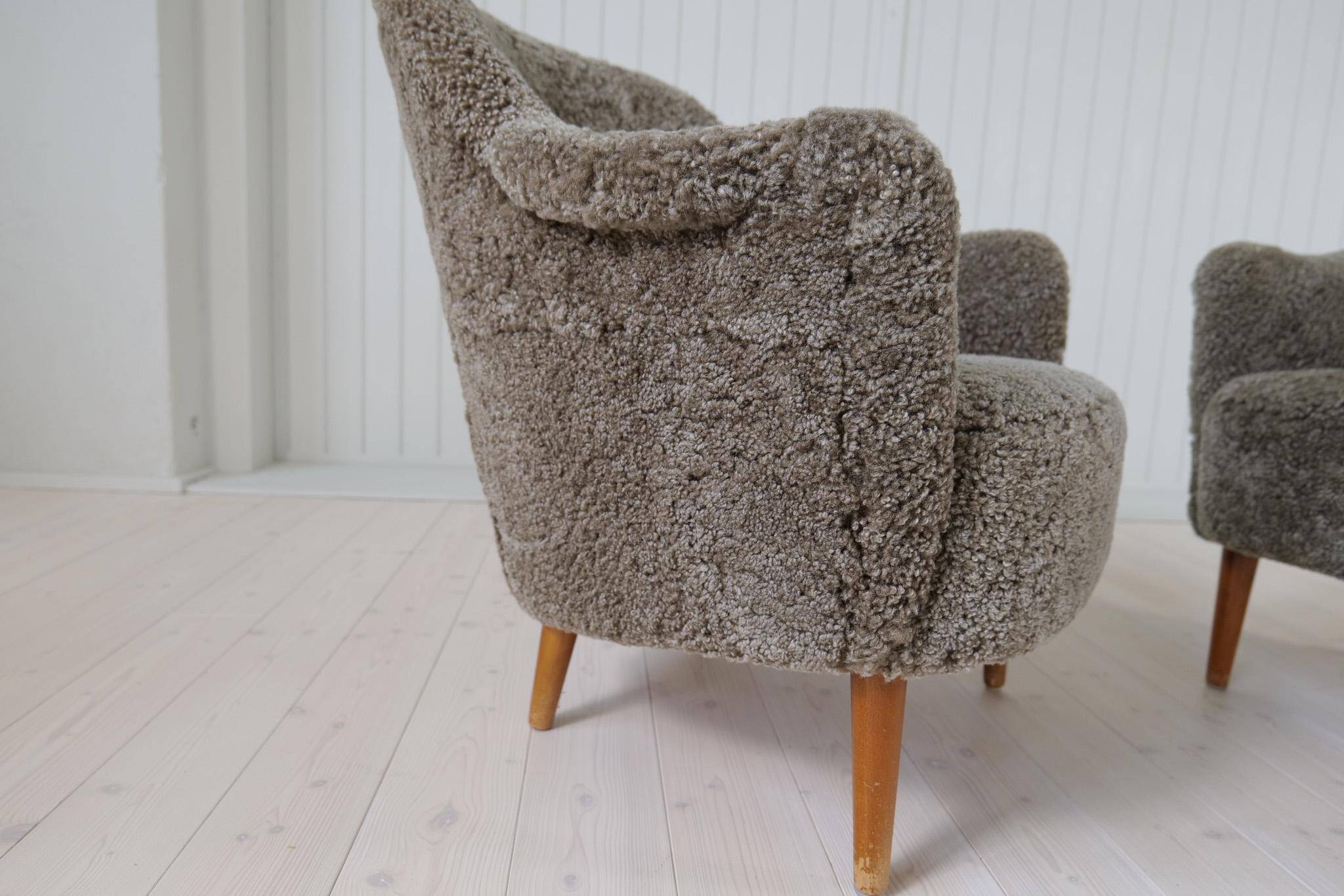 Samspel lounge chairs in sheepskin/mouton modernist mid-century by Carl Malmsten.