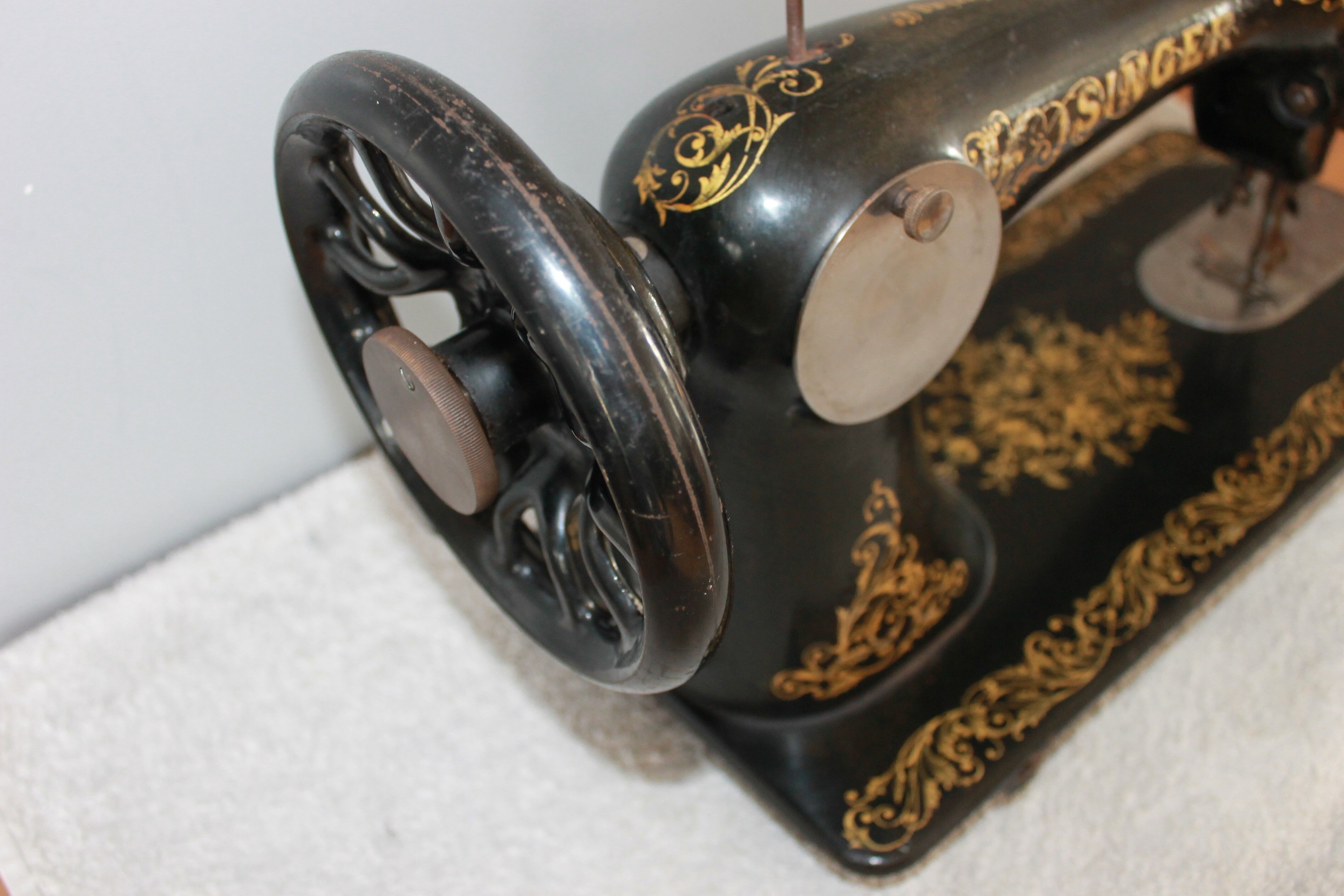 Singer sewing machine early twentieth century
