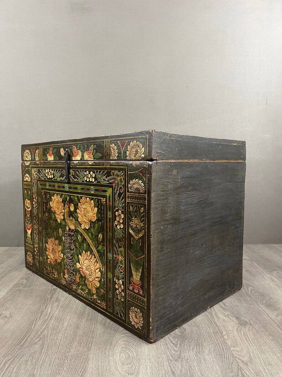 Coffre ancien en bois peint à la main