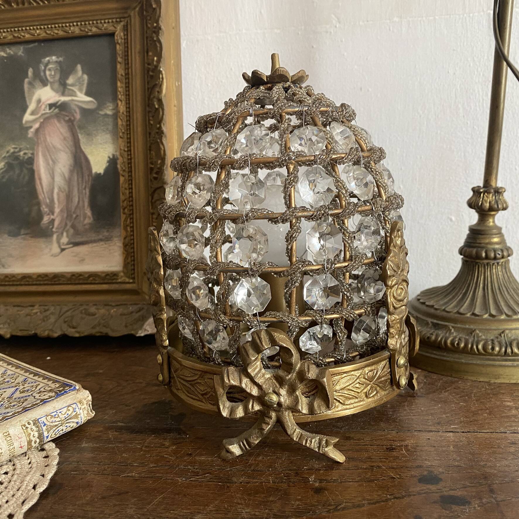 Table lamp in brass, beads and glass pendants