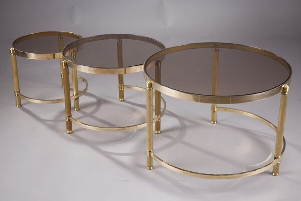 Set de trois tables basses gigognes en bronze et verre fumé, années 70
