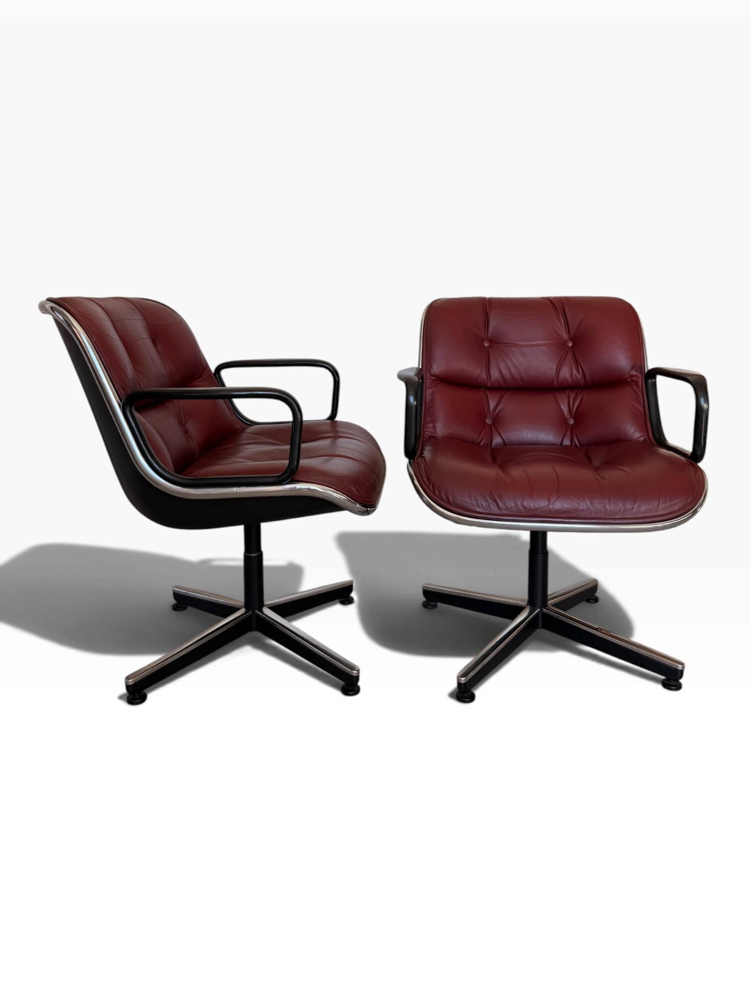 Charles Pollock paire de fauteuils Executive Knoll cuir bordeaux 1970