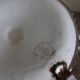 Bougeoir rat de cave vintage en tôle émaillée blanche décorée de fleurs roses