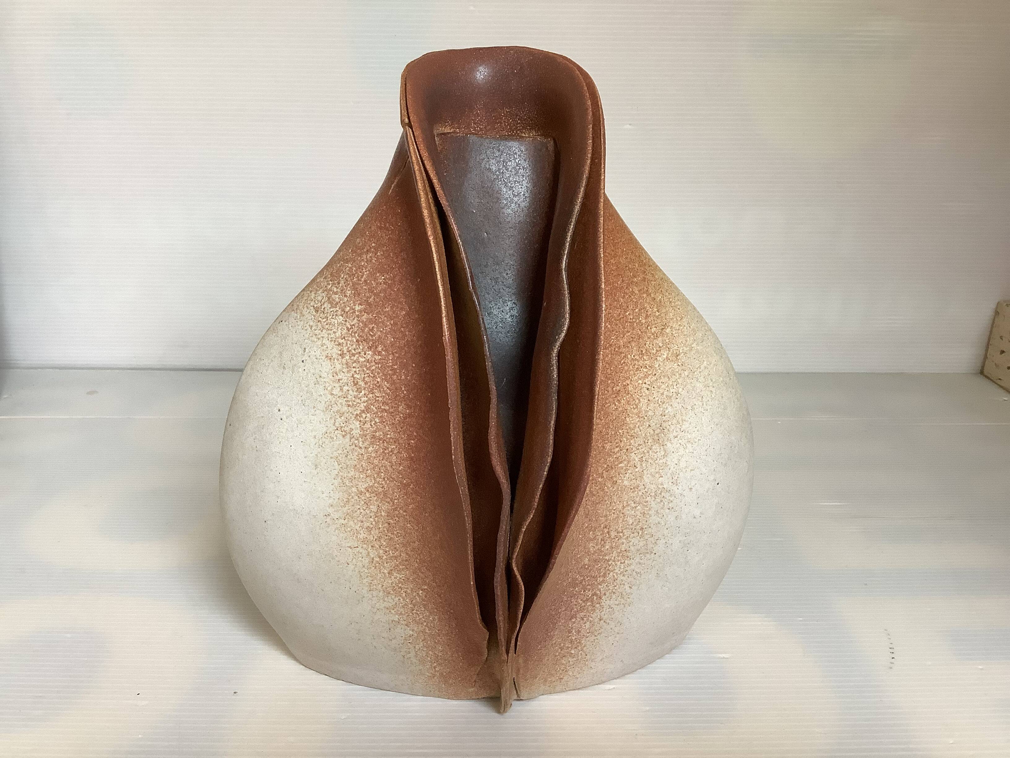 Vase signed by the ceramist Georges Deliège