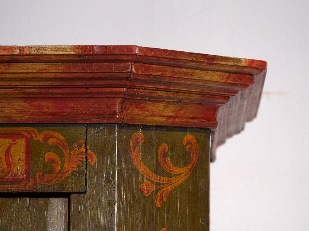Armoire ancienne peinte en bois de pin – Austrie, 1831