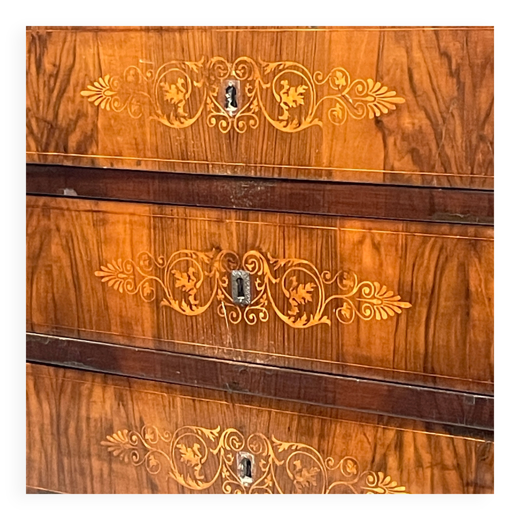 Commode italienne Carlo X datant du 19ème siècle.