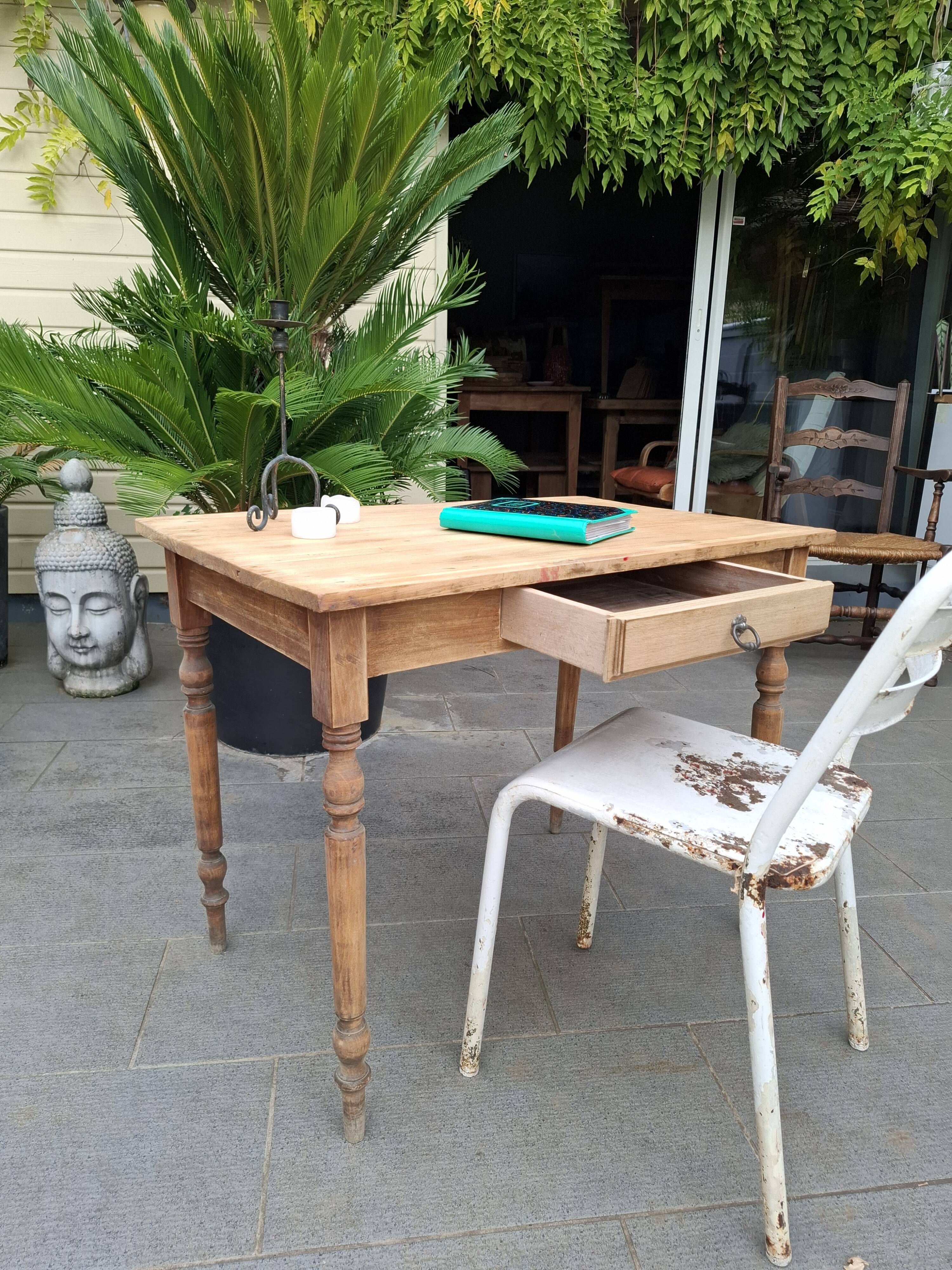 Bureau rénovée à la main