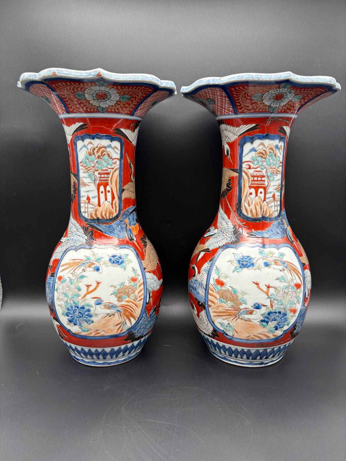 Paire de Vases Cornets Japonais Imari | Décor de Grues & Rouge de Fer