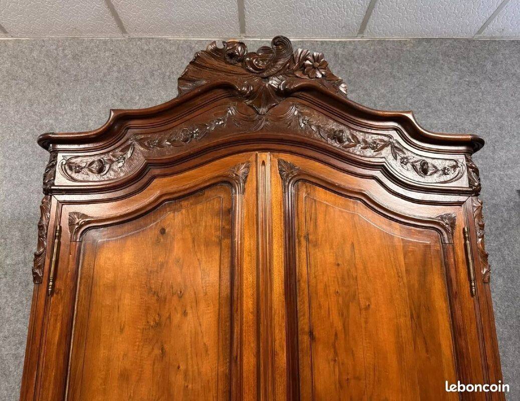 Armoire a coquilles de style Louis XV en acajou vers 1850