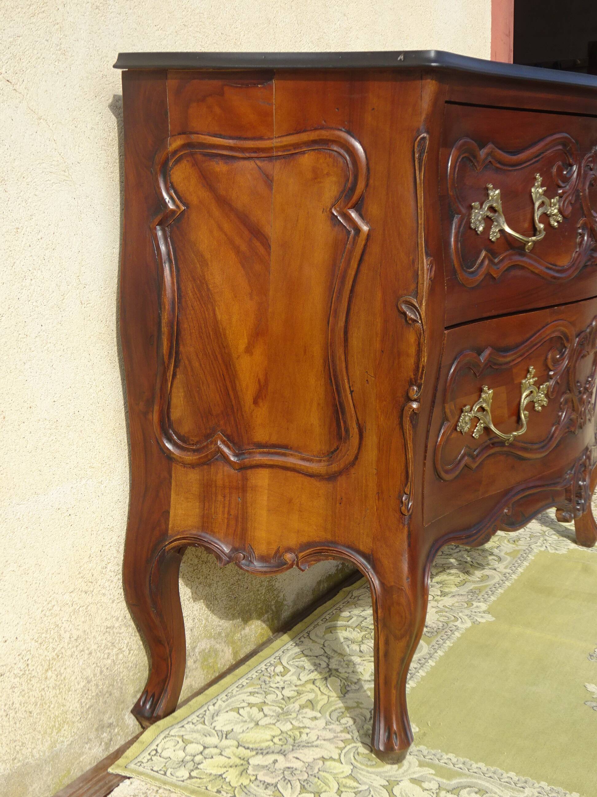 Commode galbée sur 3 faces, 1950s