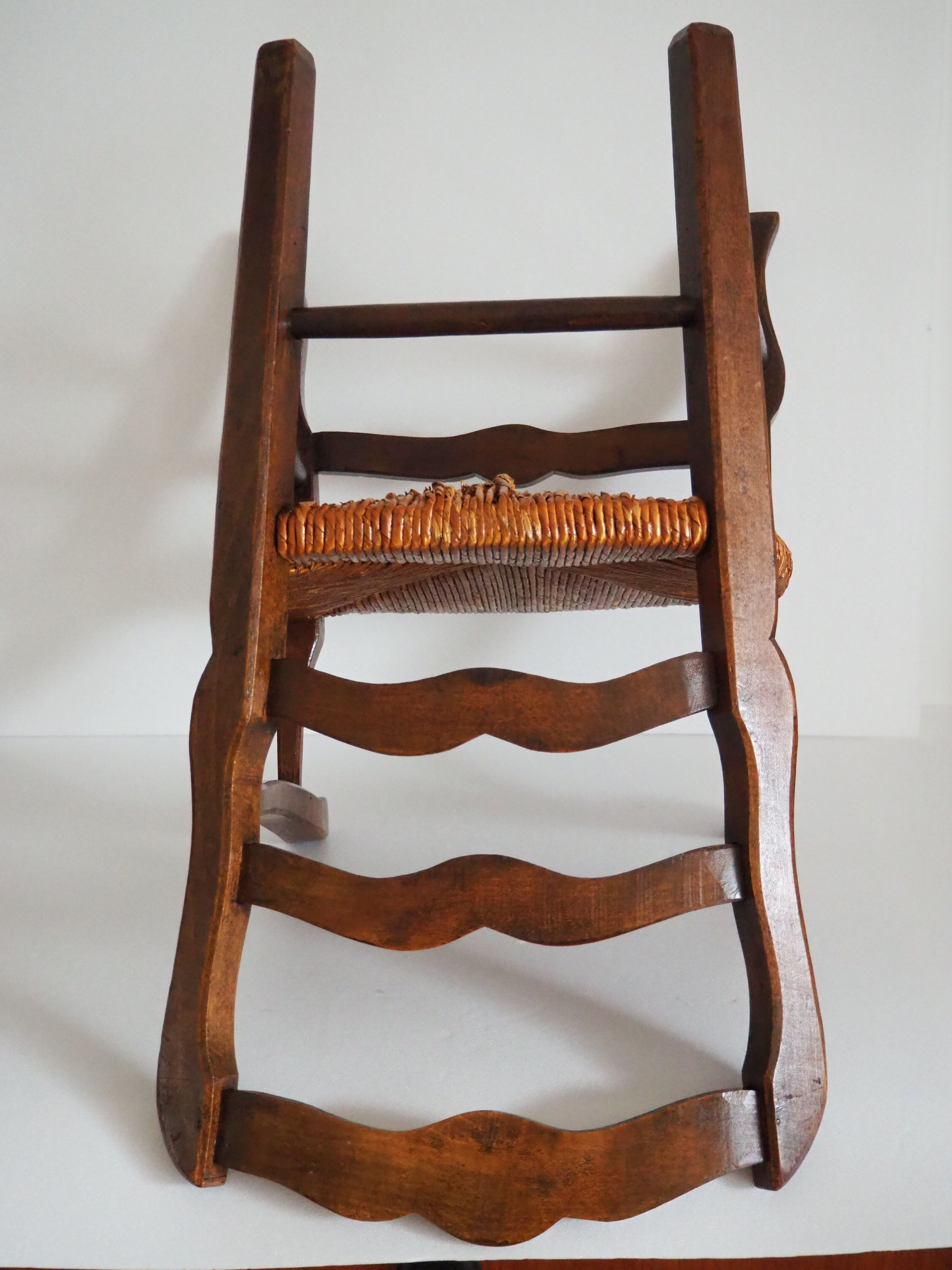 Children's armchair in solid wood with its mulched seat