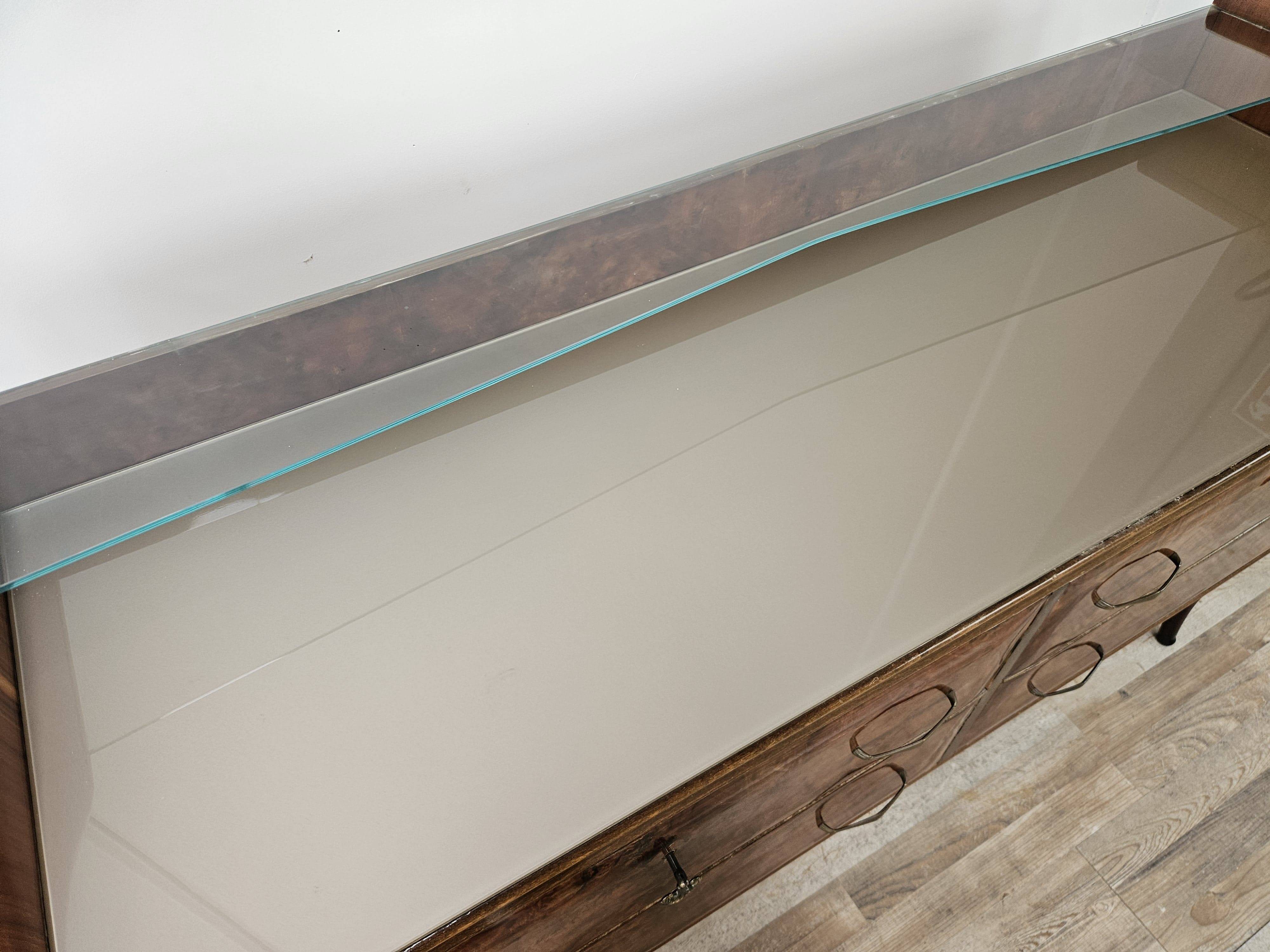 Commode en noyer avec dessus en verre double.