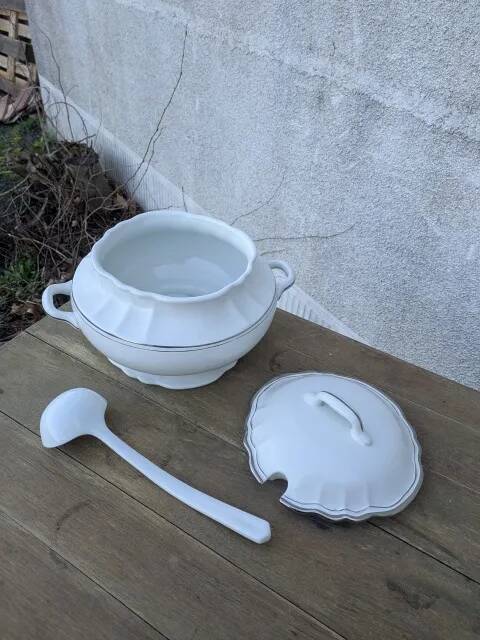 Soup tureen