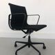 Chaise de bureau noir modèle EA 117 pivotante par Charles & Ray Eames pour Vitra