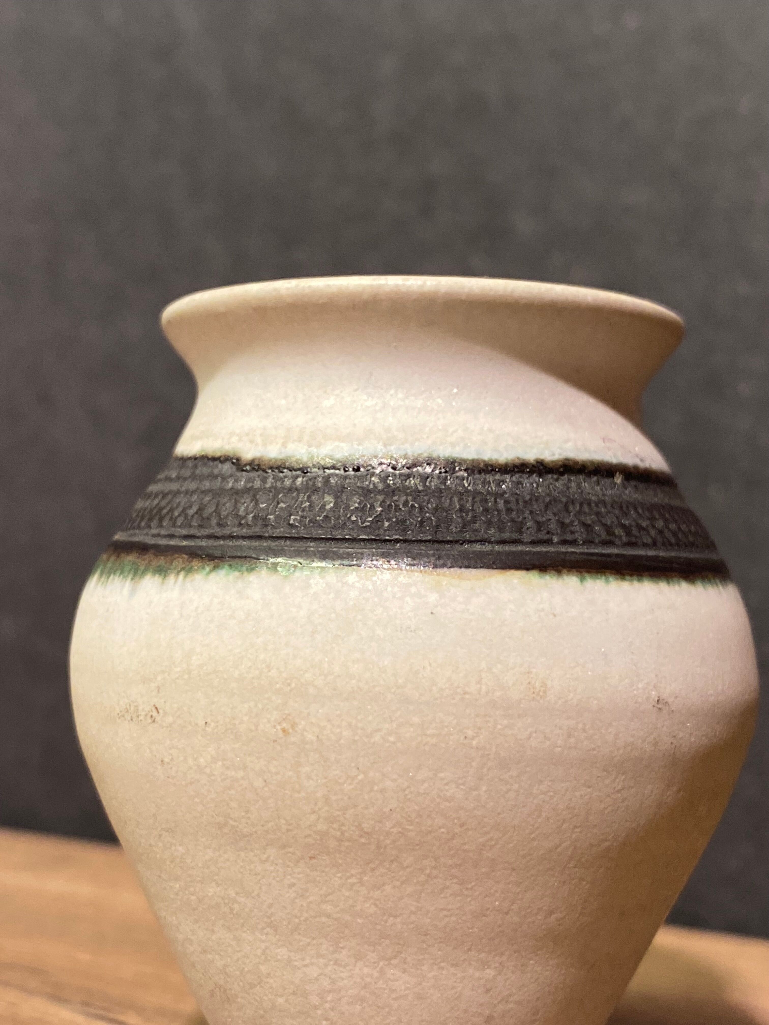 Petit vase en céramique Raku signée