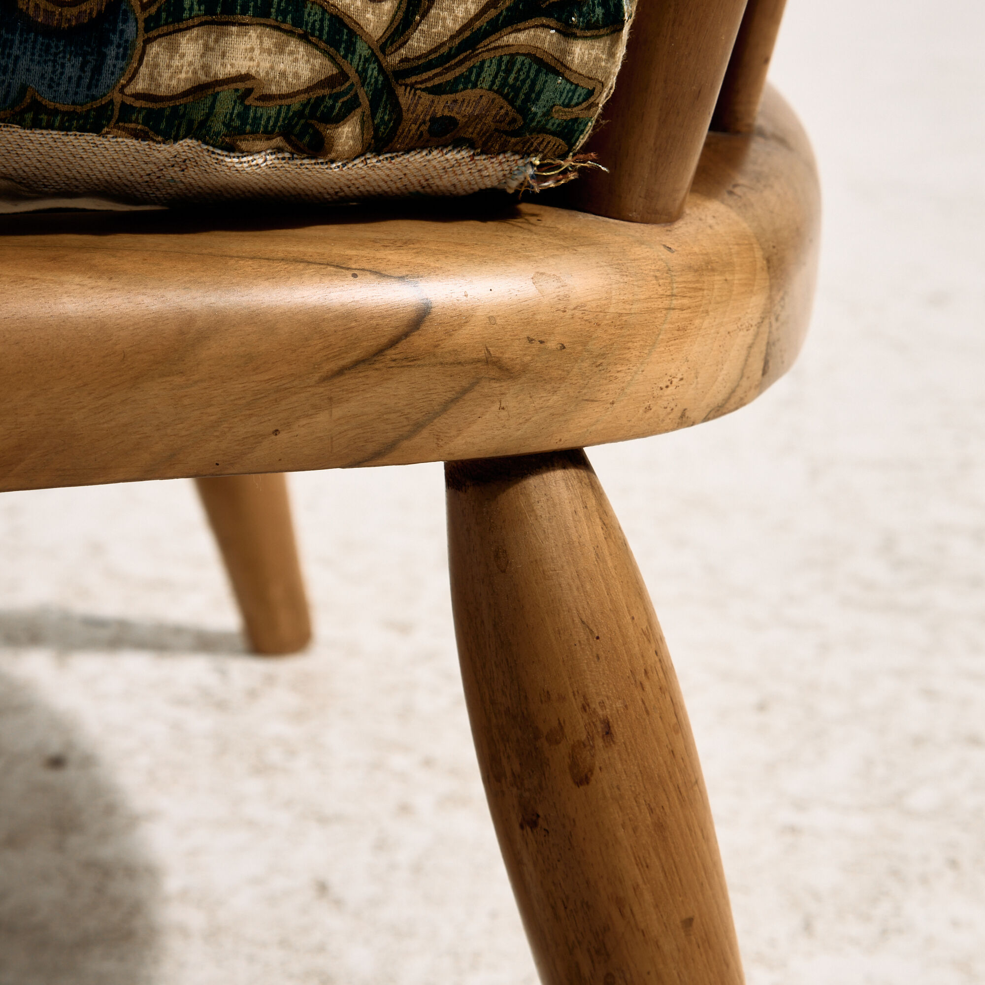 Fauteuil en noyer par Anna-Lülja Praun