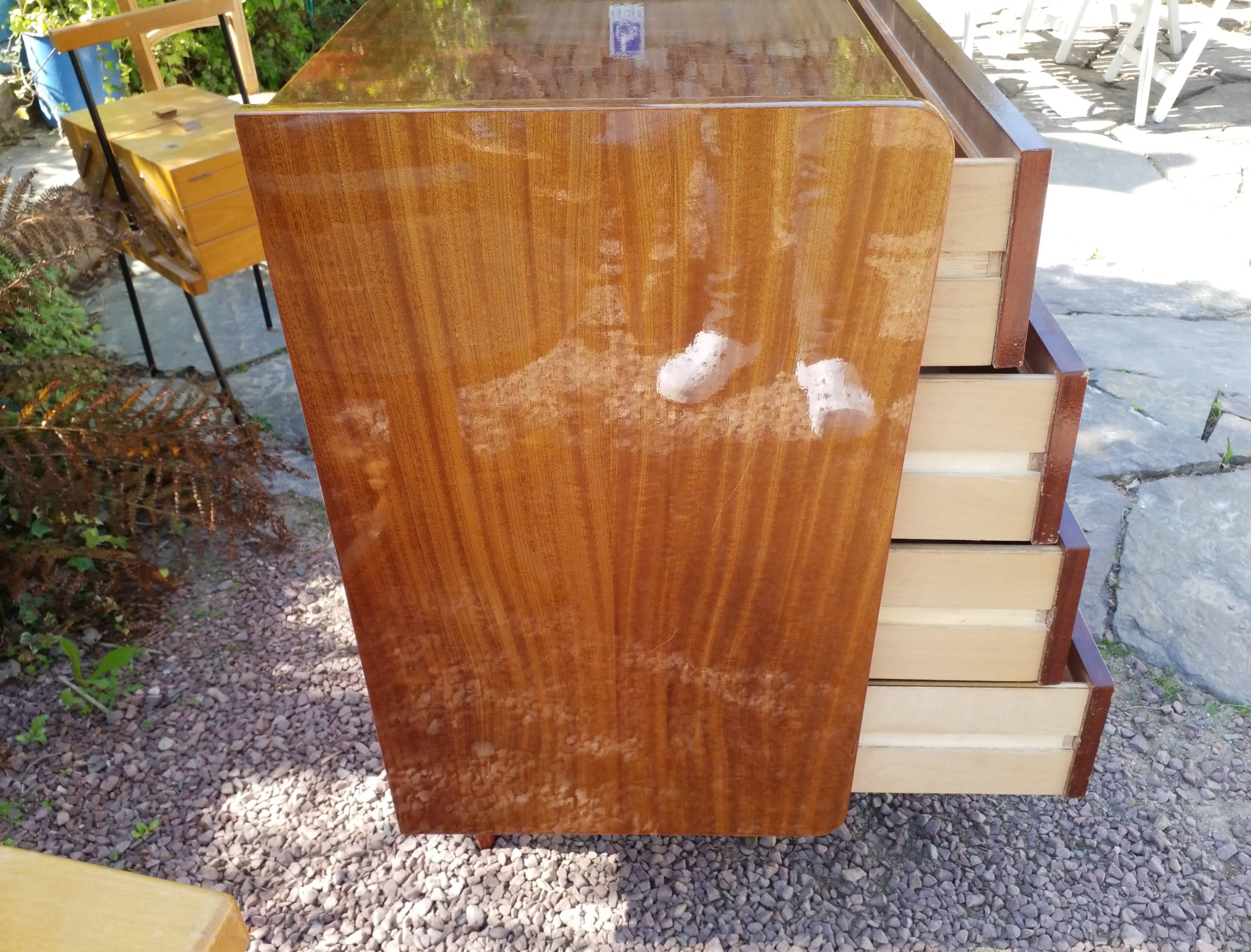 Veneer chest of drawers