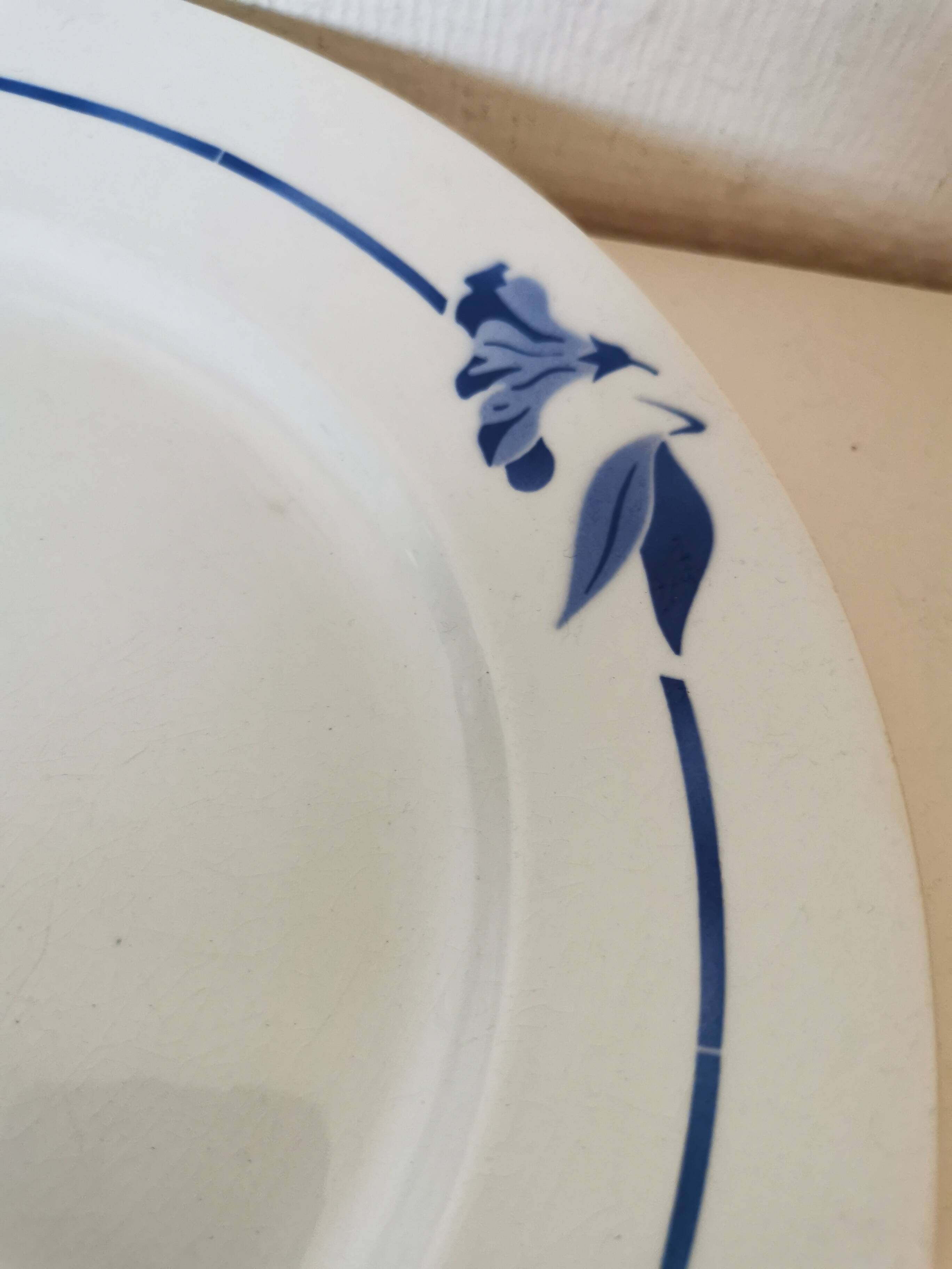 Creil et Montereau round serving dish, blue flower motif