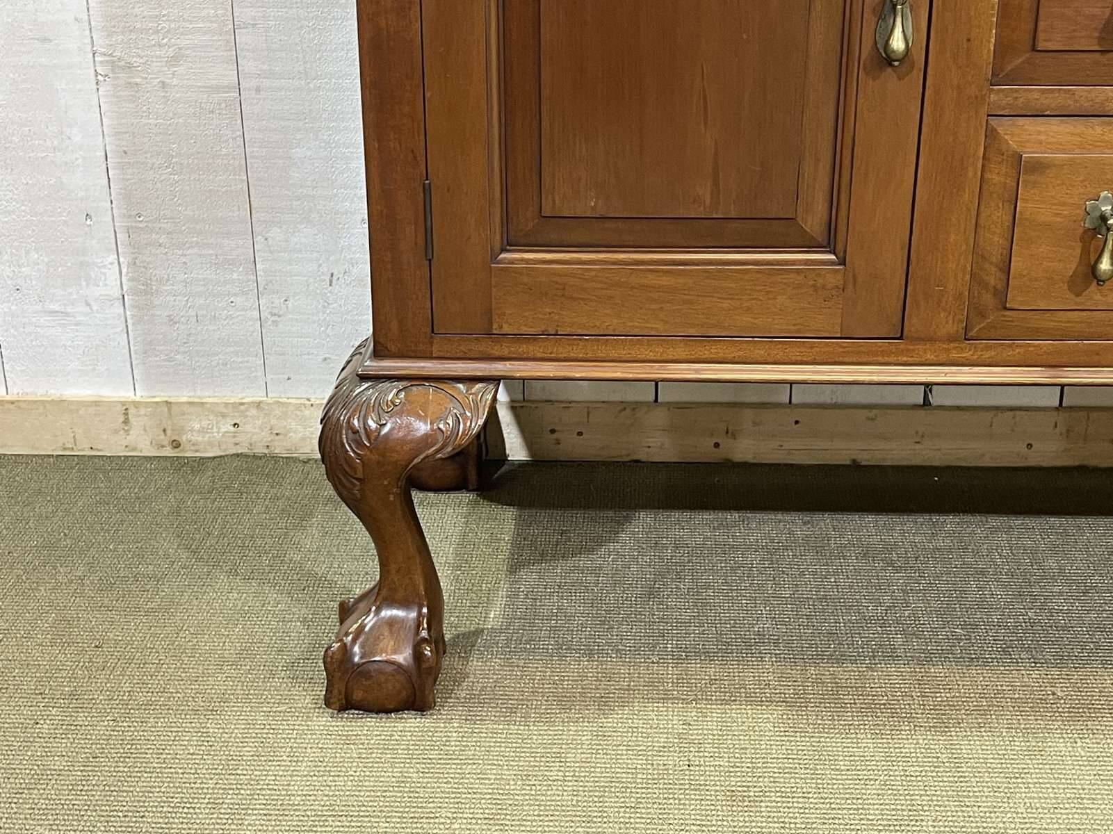 English enfilade from the early 20th century in mahogany.