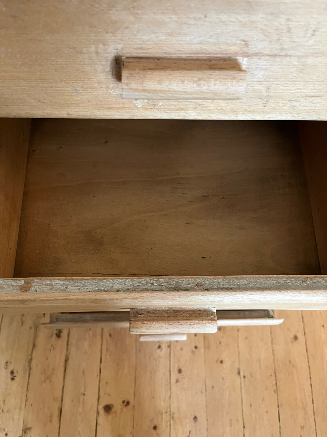 Vintage 5-drawer chest of drawers in waxed solid pine.