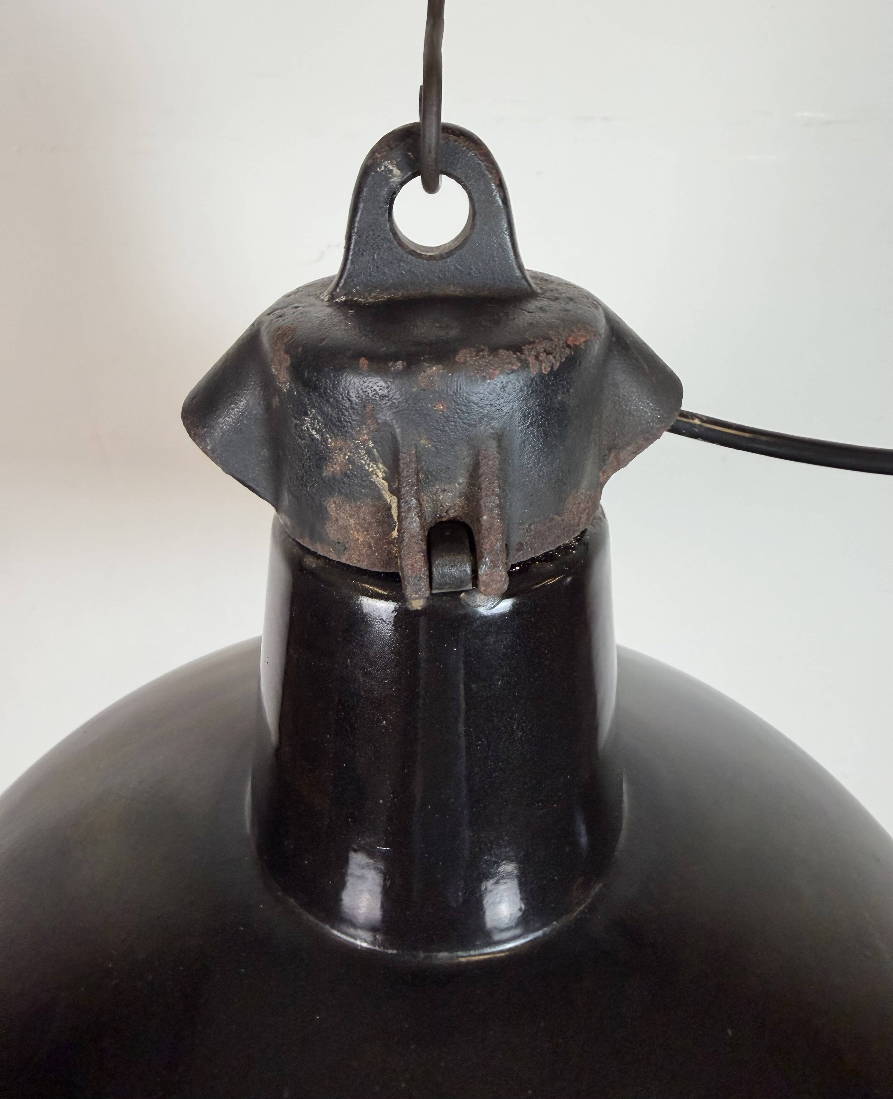 Lampe d'usine industrielle en émail noir avec dessus en fonte, années 1950