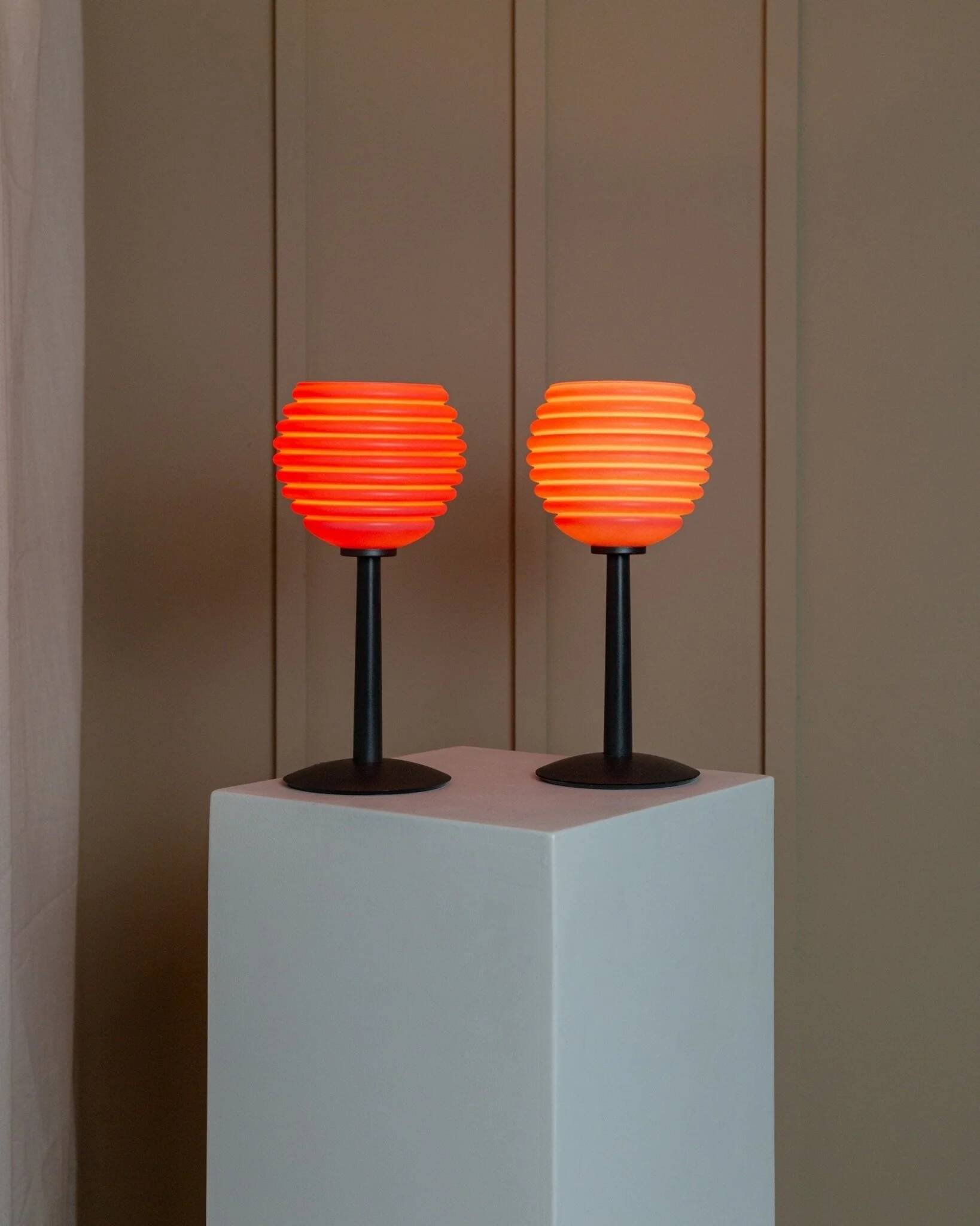 Lot de 2 lampes de table en verre rose - Lampes de chevet vintage avec abat-jour en verre cannelé - Design Space Age Italie - Années 1980
