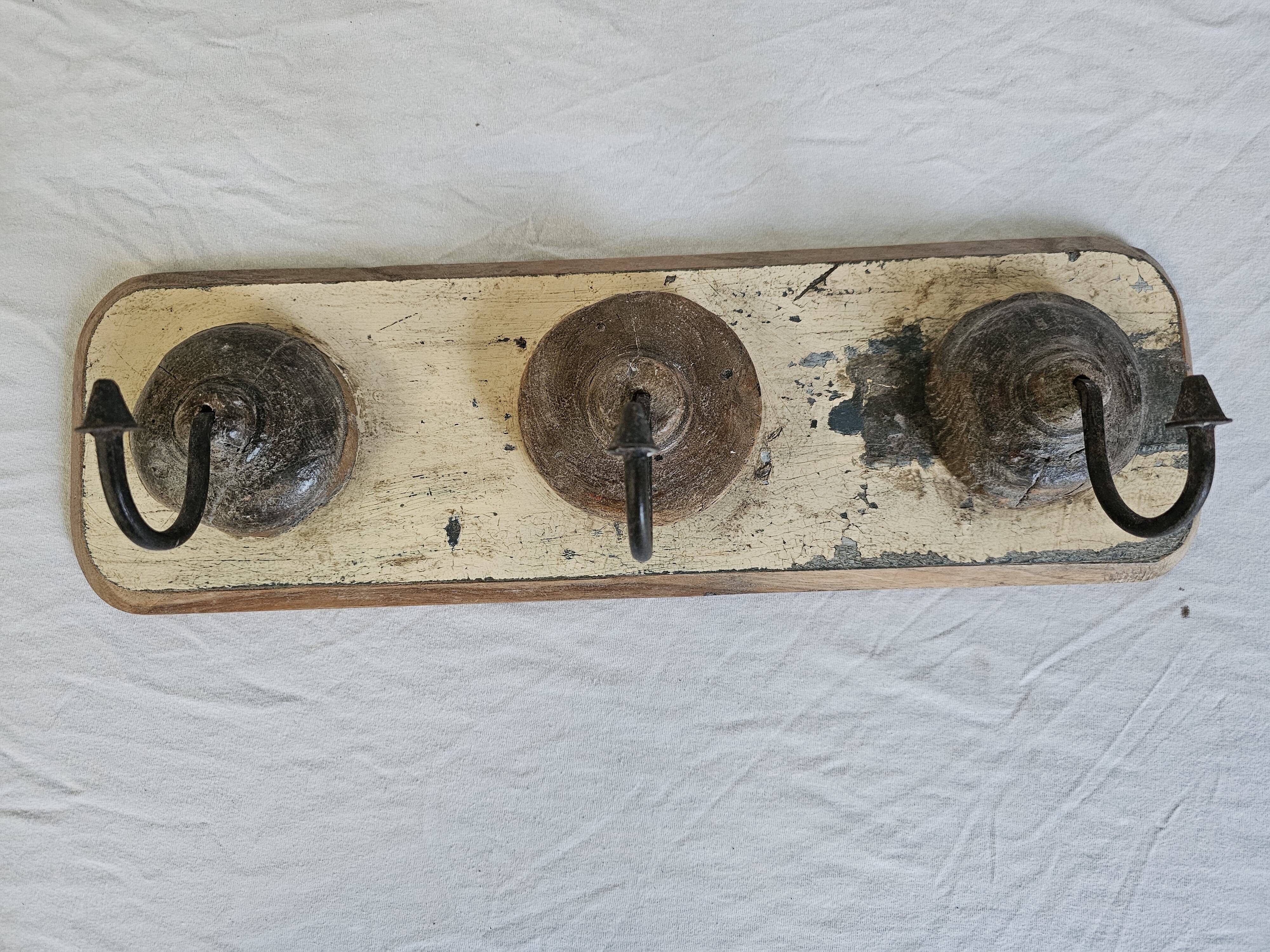 Ecru solid teak coat hook with 3 cast iron hooks