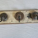 Ecru solid teak coat hook with 3 cast iron hooks