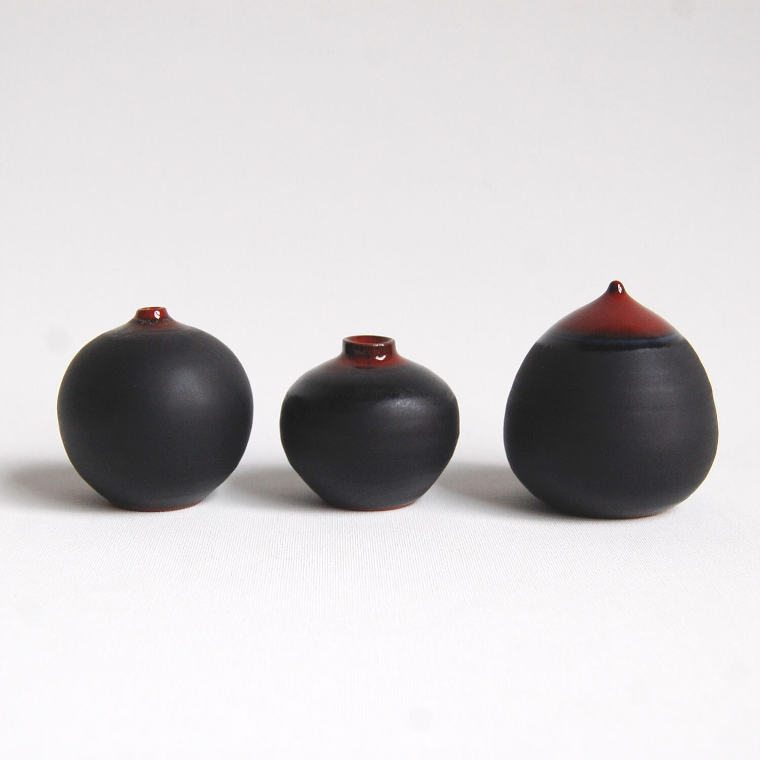 Trio de céramiques noires et rouge par Antonio Lampecco
