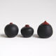 Trio de céramiques noires et rouge par Antonio Lampecco