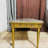 Table basse style Louis XVI – Marbre et structure bronze dorée