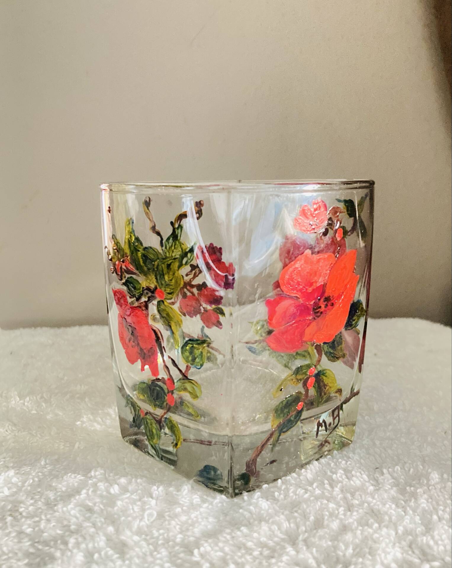 Unique whisky glass with a poppy design, handmade and signed by M.B.