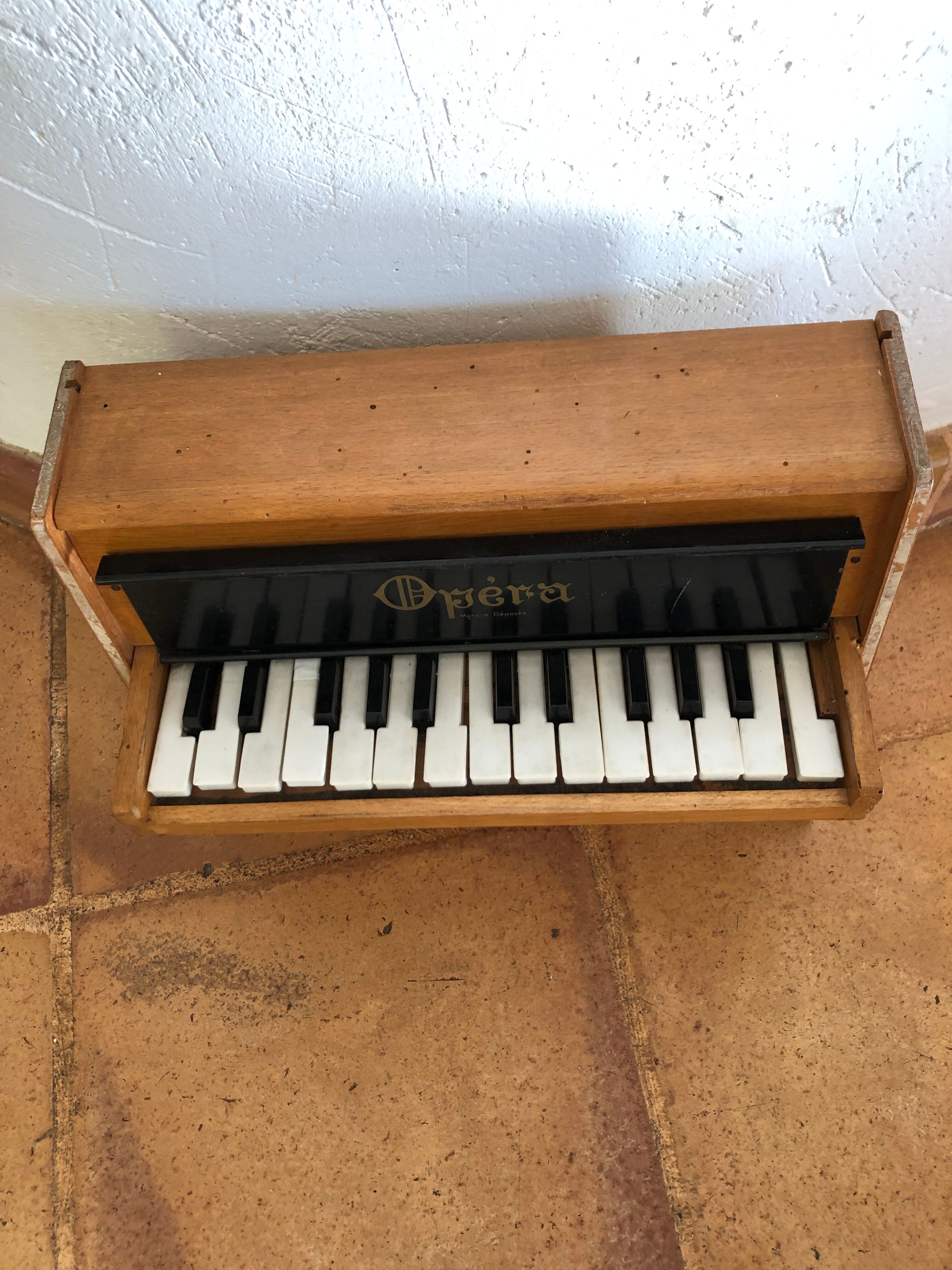 Old piano children's Opera