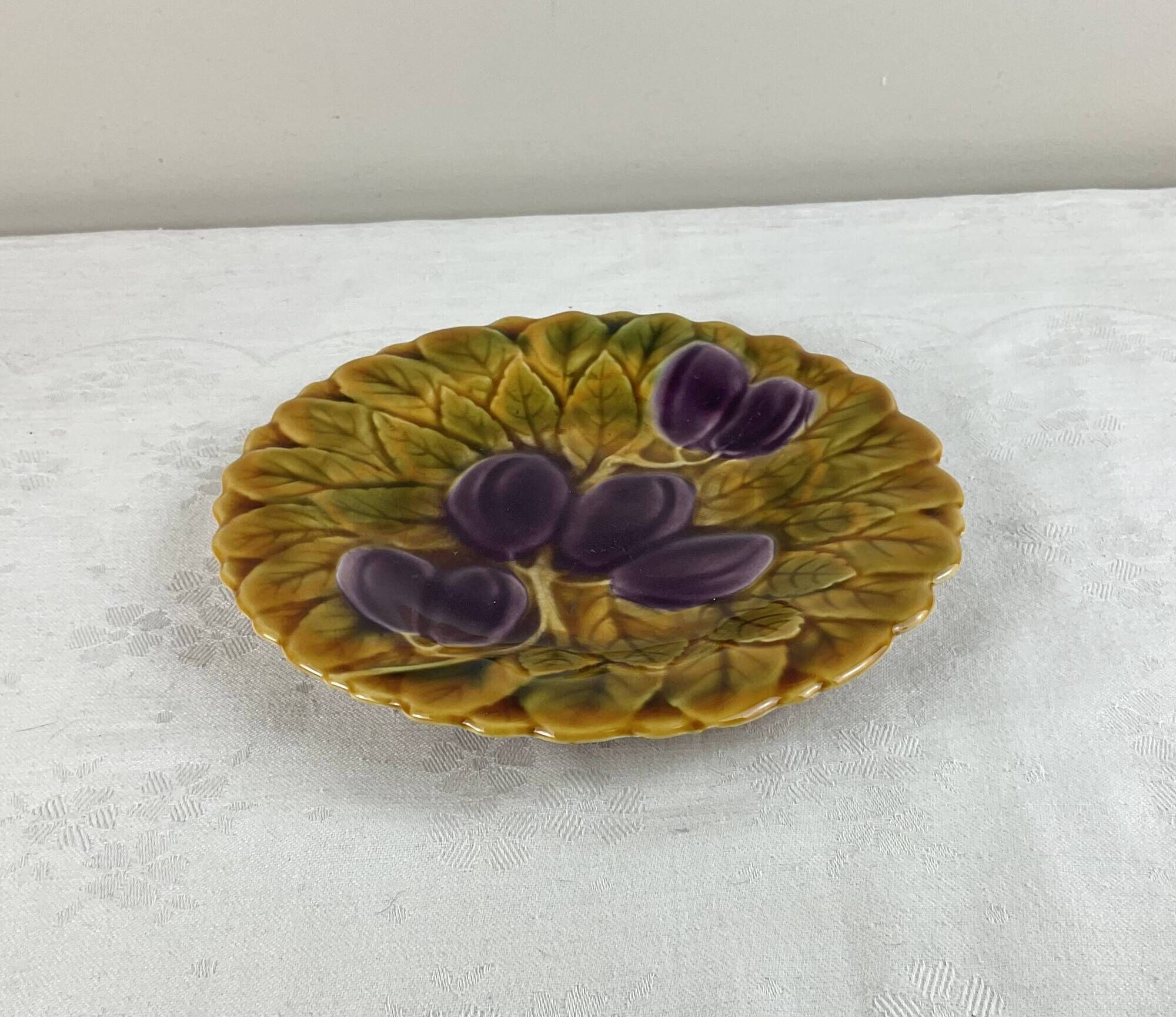 Petite Assiette en faïence majolique de Sarreguemines. Barbotine