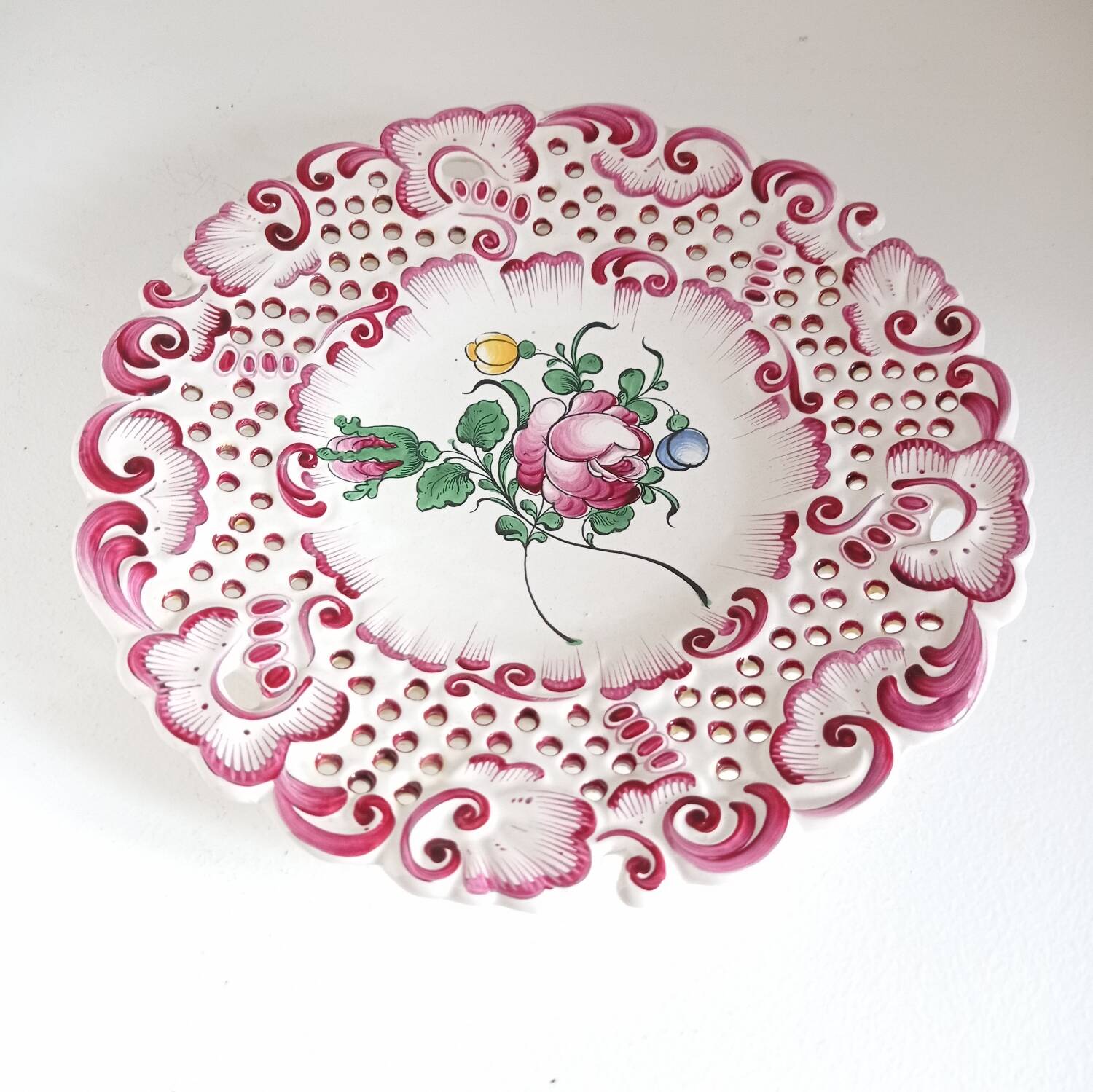Decorative plate with openwork floral decoration