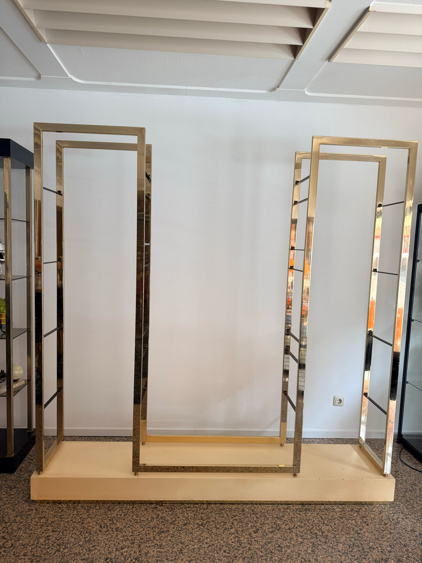 Grande bibliothèque italienne attribuée à Alain Delon – verre fumé et