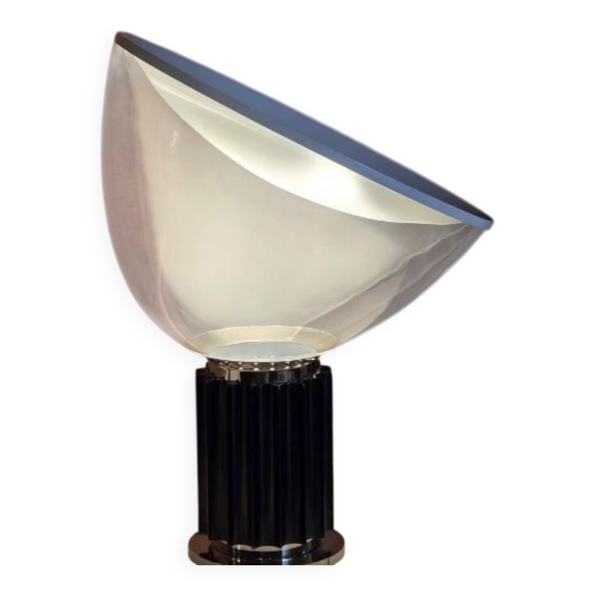 Superb lamp inspired by the iconic Taccia model by Flos.
