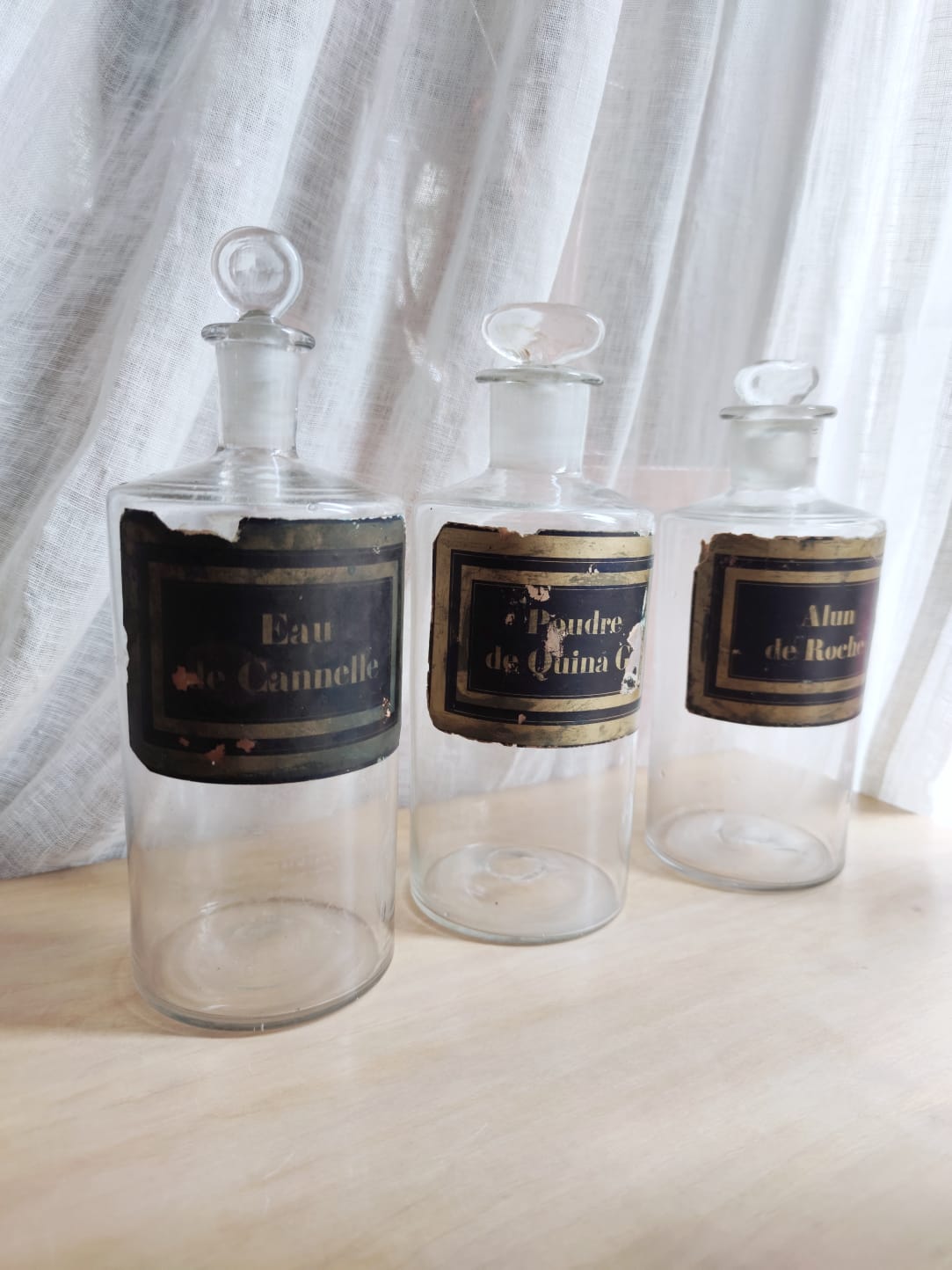 Trois grands flacons d'apothicaire, pharmacie