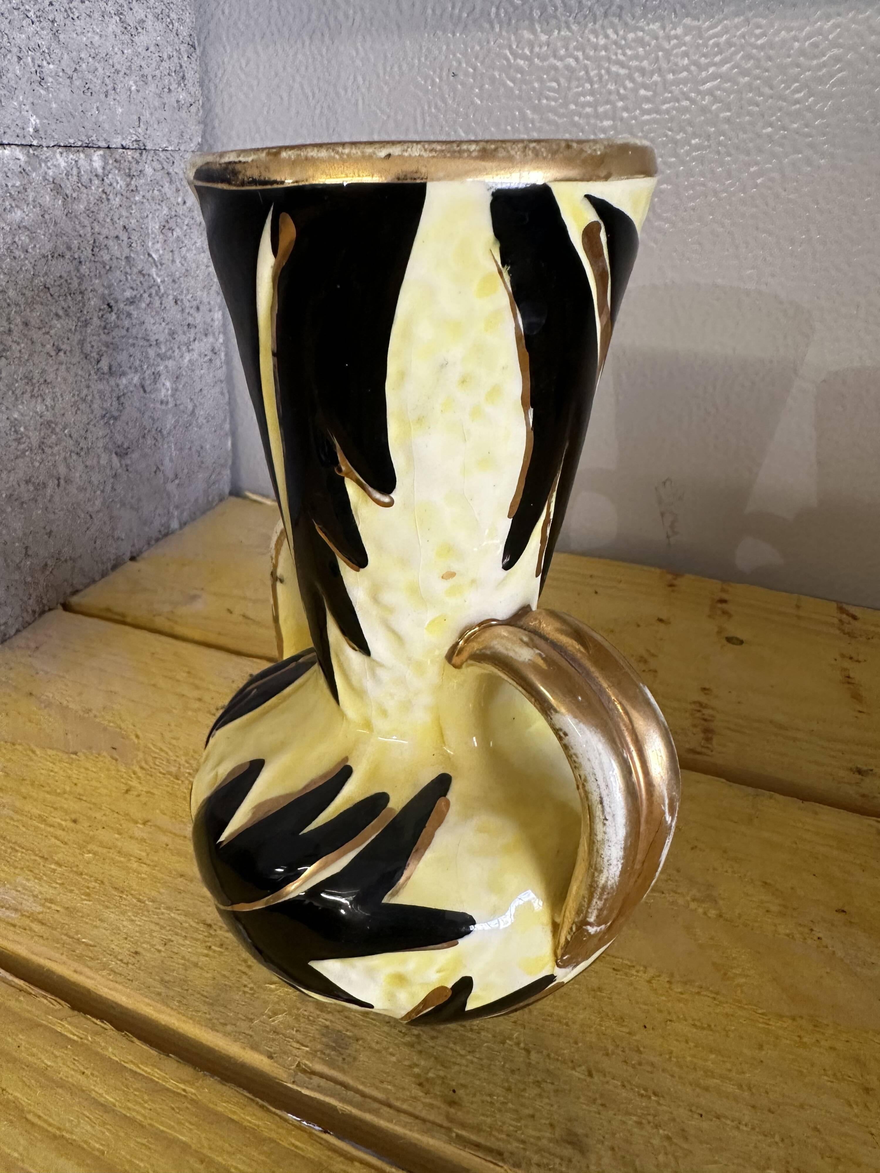 Vase en céramique jaune et noire à décor de feuilles, Vallauris signé JTF numéroté 519