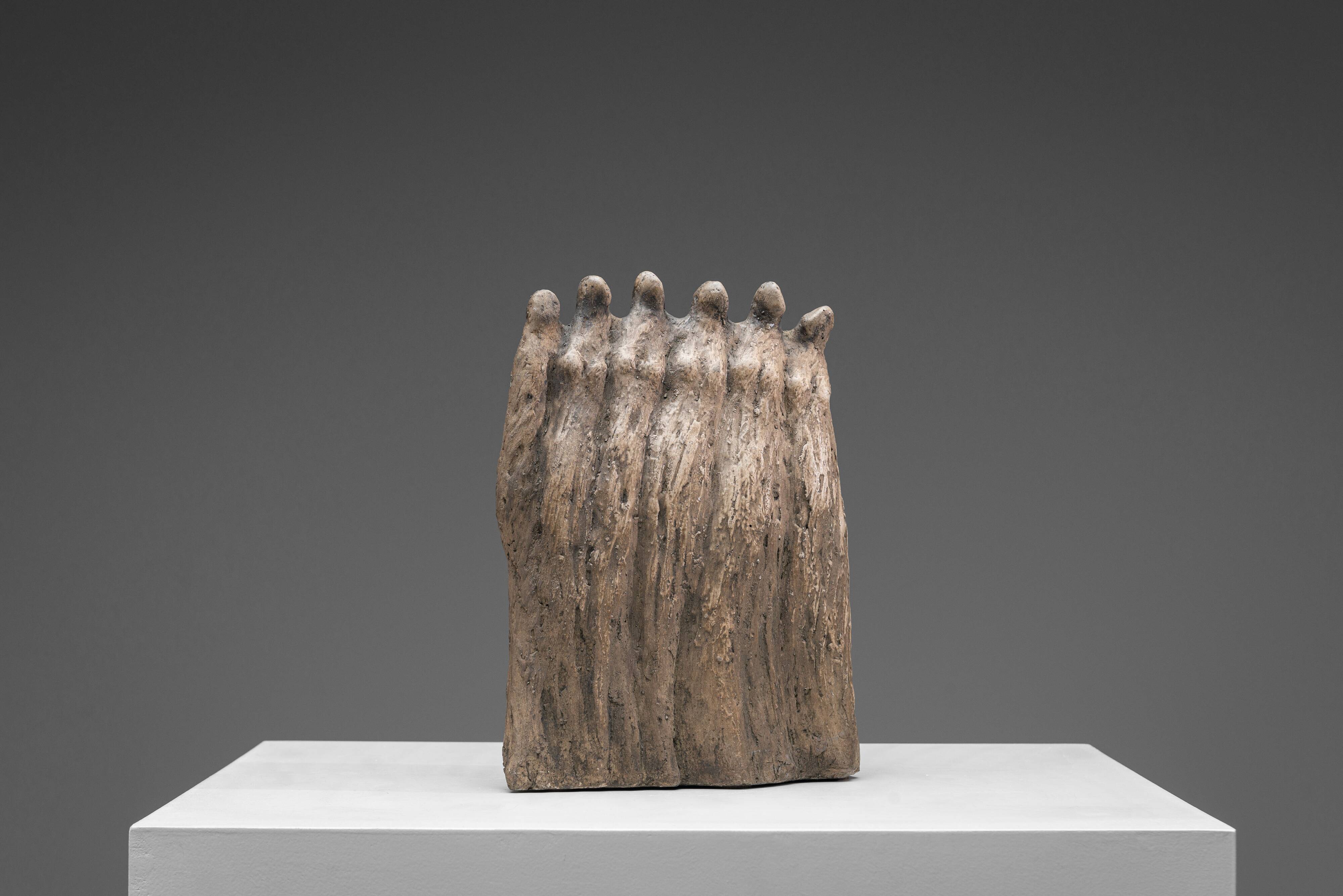 Groupe sculptural abstrait de six figures féminines