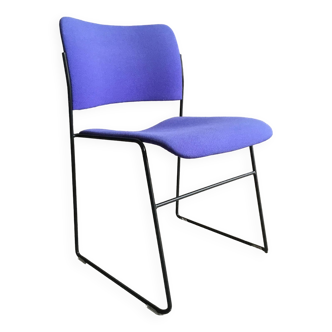 Chaise empilable 40/4 Howe bleue par David Rowland