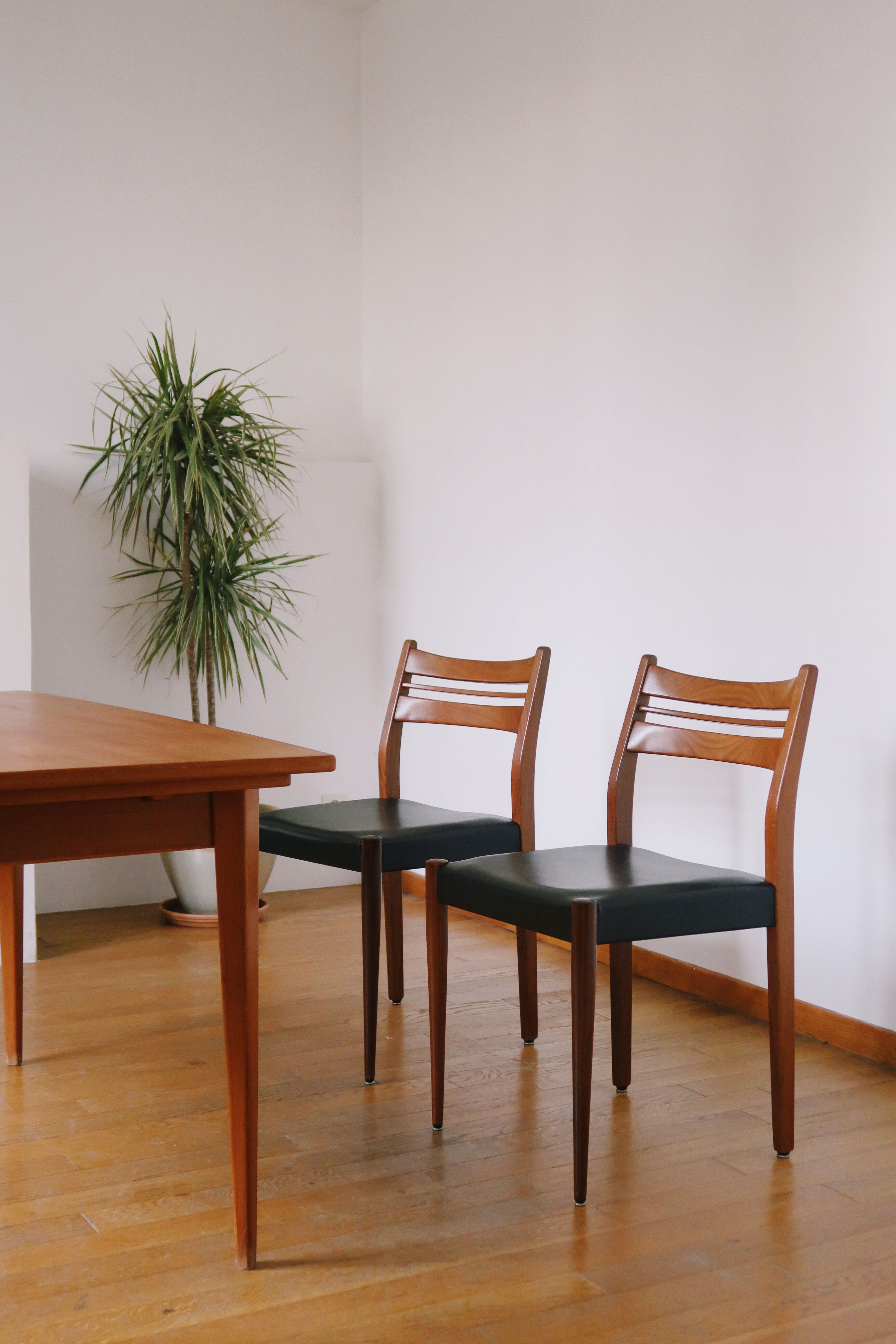 Pair of Scandinavian chairs skaï/teak