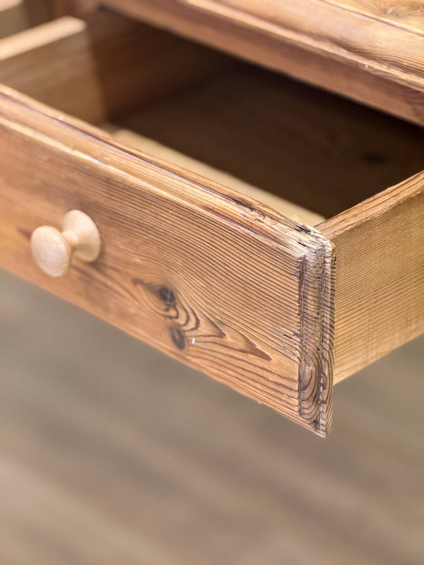 Console victorienne allongée en pin mélis méditerranéen — Fin du XIXe siècle