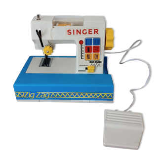 Children's toy sewing machine