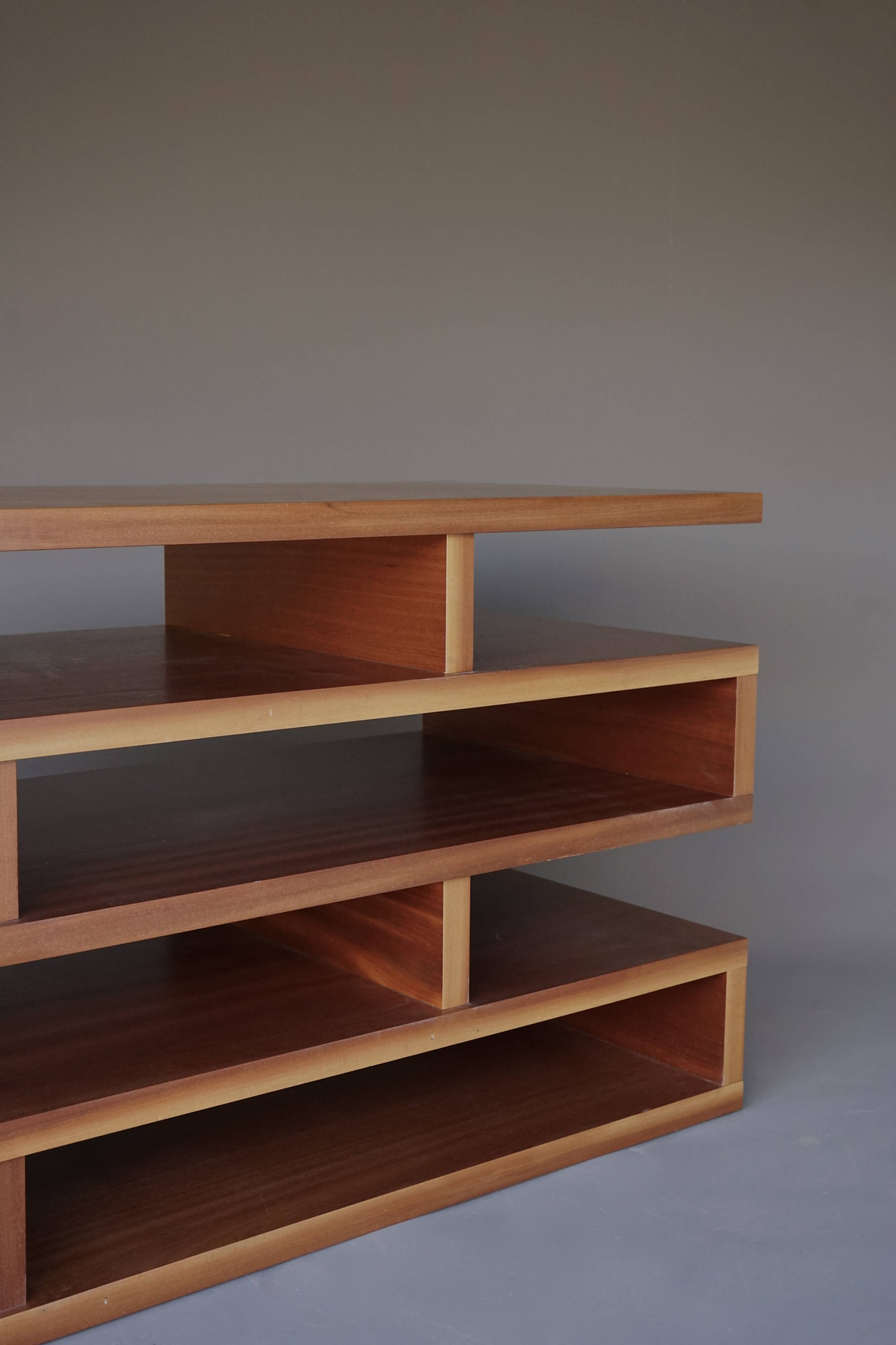 Meuble de rangement en teck. Italie, années 1960.