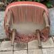 Fauteuil crapaud capitonné rose vintage