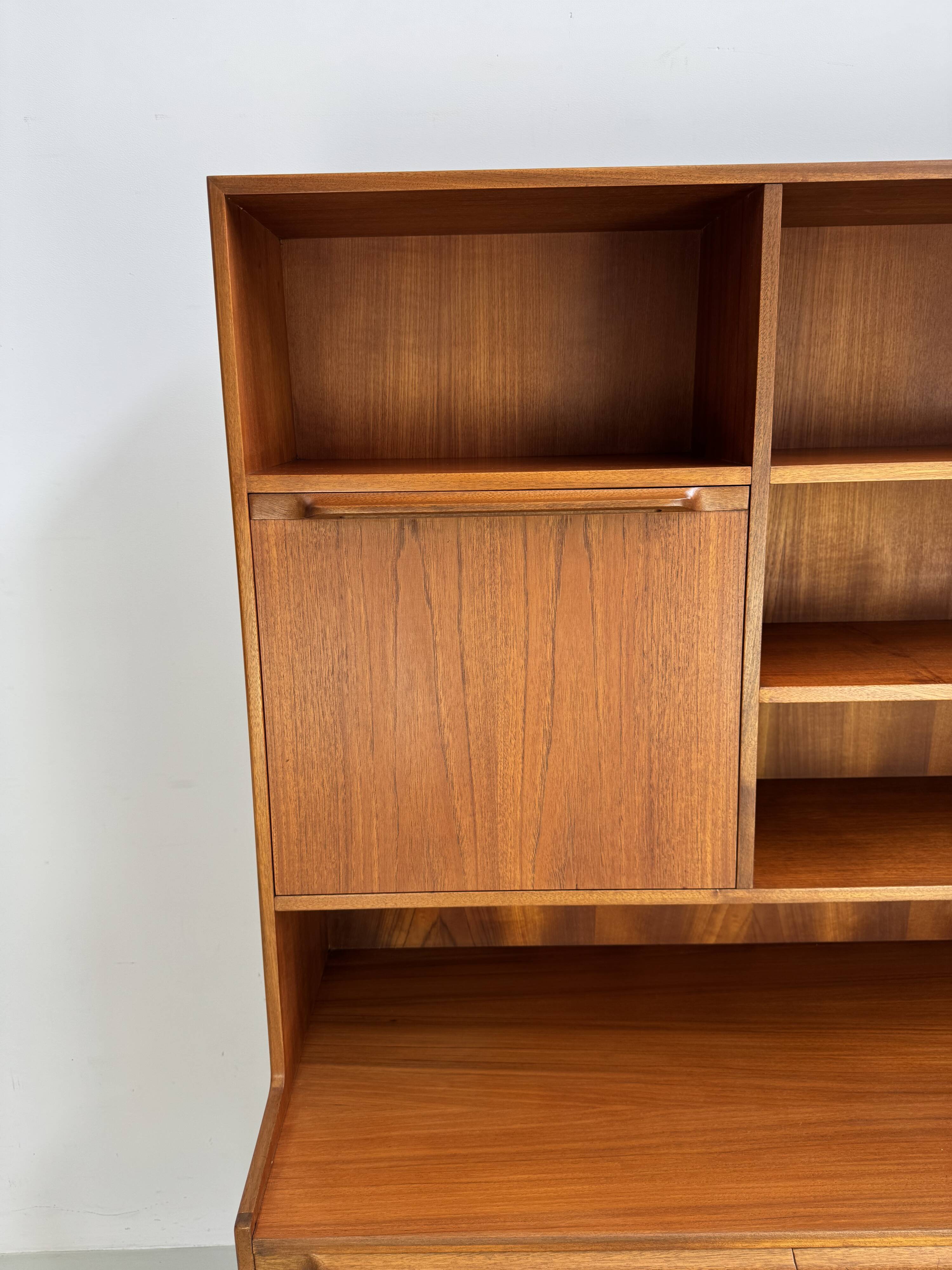 Vintage McIntosh design bookcase by T. Robertson from the 1960s.
