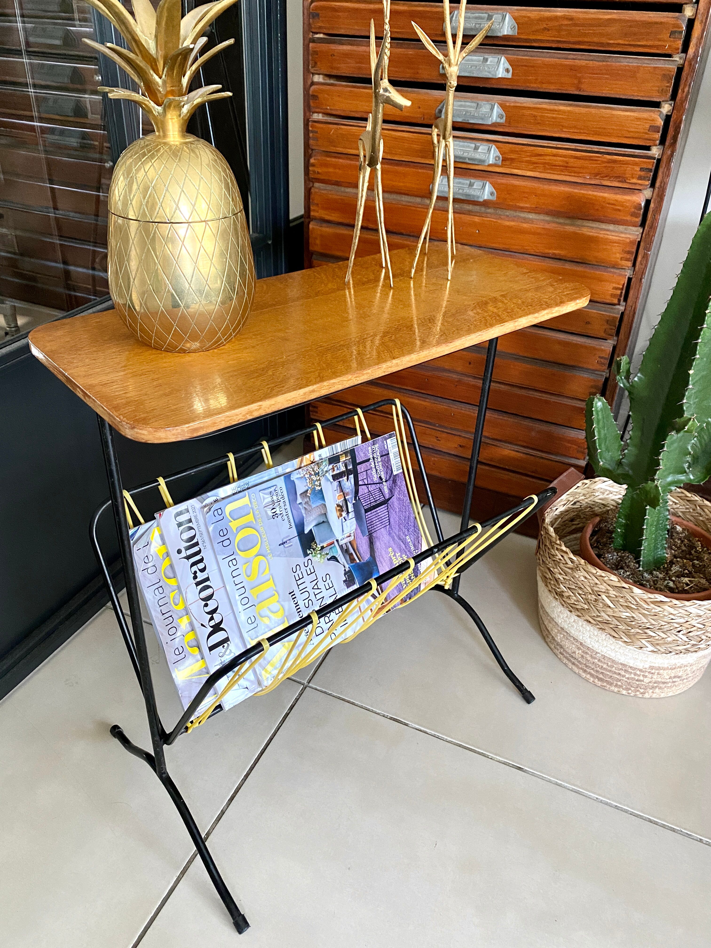 Vintage scoubidou tablet magazine holder